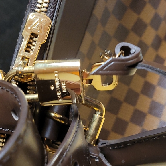 Authentic Louis Vuitton Verona MM - Picture 8 of 16